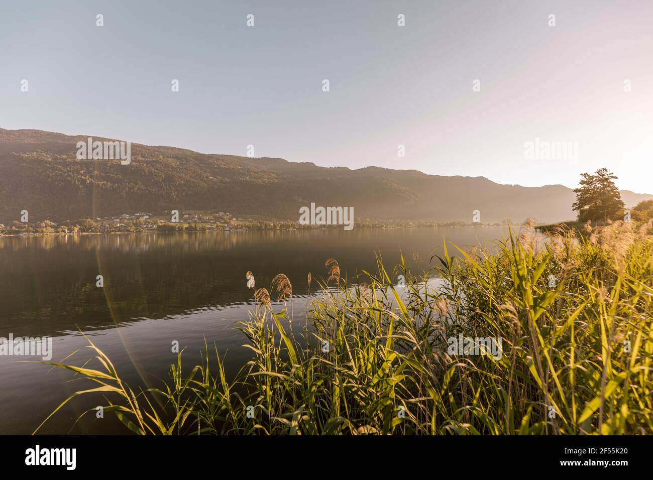 Berg gegen Himmel am Ossiacher See bei Sonnenaufgang, Österreich Stockfoto