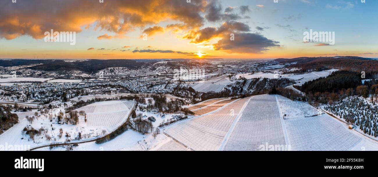 Deutschland, Baden Württemberg, Remstal, Luftaufnahme der Berglandschaft im Winter bei Sonnenaufgang Stockfoto