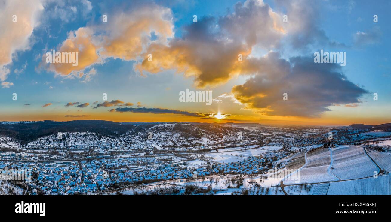 Deutschland, Baden Württemberg, Remstal, Luftaufnahme der Berglandschaft im Winter bei Sonnenaufgang Stockfoto