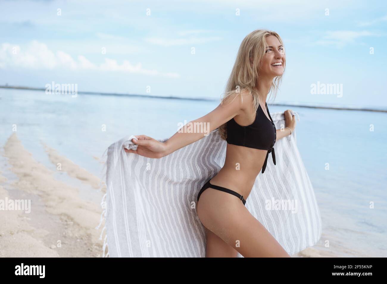 Sorglos attraktive glücklich blonde Frau tanzen Bikini halten Strand  Handtuch Look up Ski Genießen Sie warme Sonne Sonnenbaden Sommerurlaub  Stand Ocean Shore Stockfotografie - Alamy