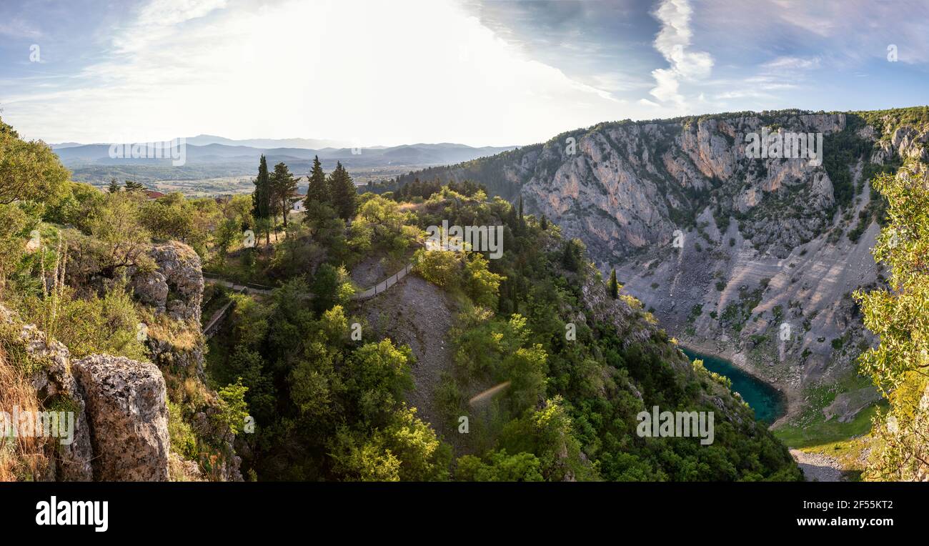 Kroatien, Dalmatien, Imotski, Berge rund um den Blauen See Stockfoto
