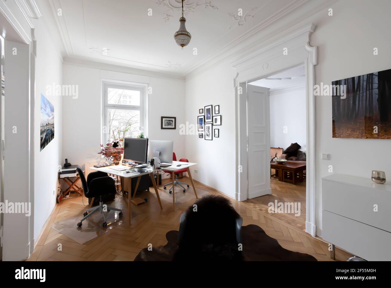 Computer auf dem Schreibtisch im Heimbüro in der alten Gebäudewohnung Stockfoto
