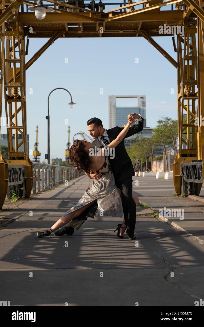 Tänzerinnen und Tänzer üben Tango-Tanz auf der Straße Stockfoto