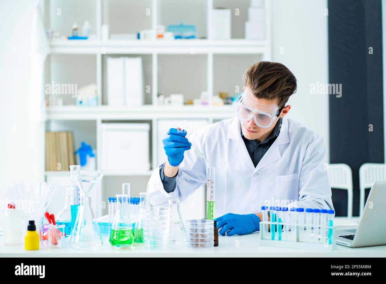 Männliche Wissenschaftler arbeiten im Labor Stockfoto