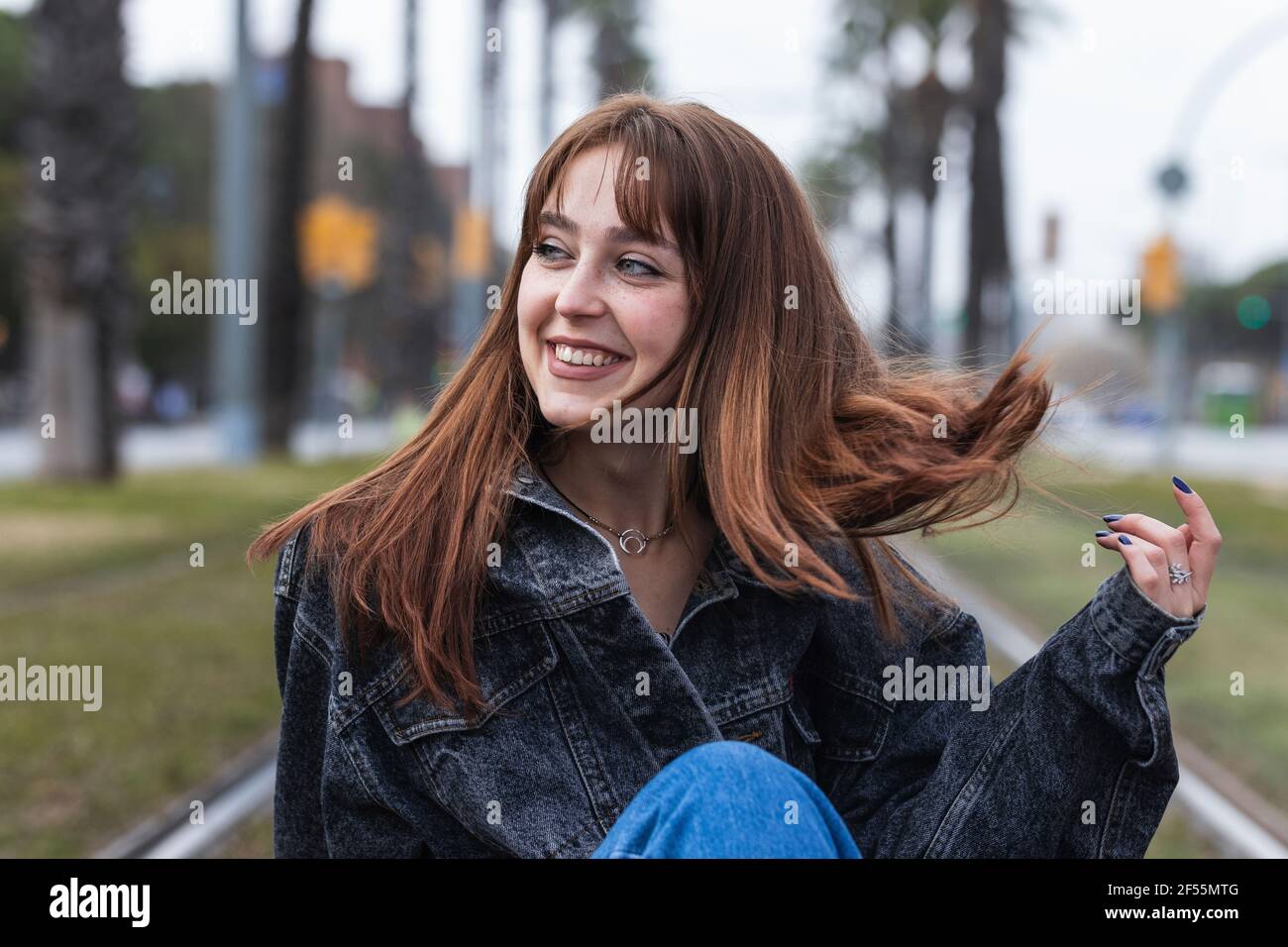 Fröhliche Frau mit braunem Haar, die wegschaut Stockfoto
