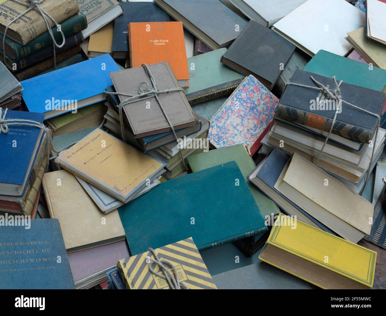 Israel, Jerusalem, Yad Vashem, jüdische Bücher, die zum Verbrennen von Büchern gesammelt wurden Stockfoto