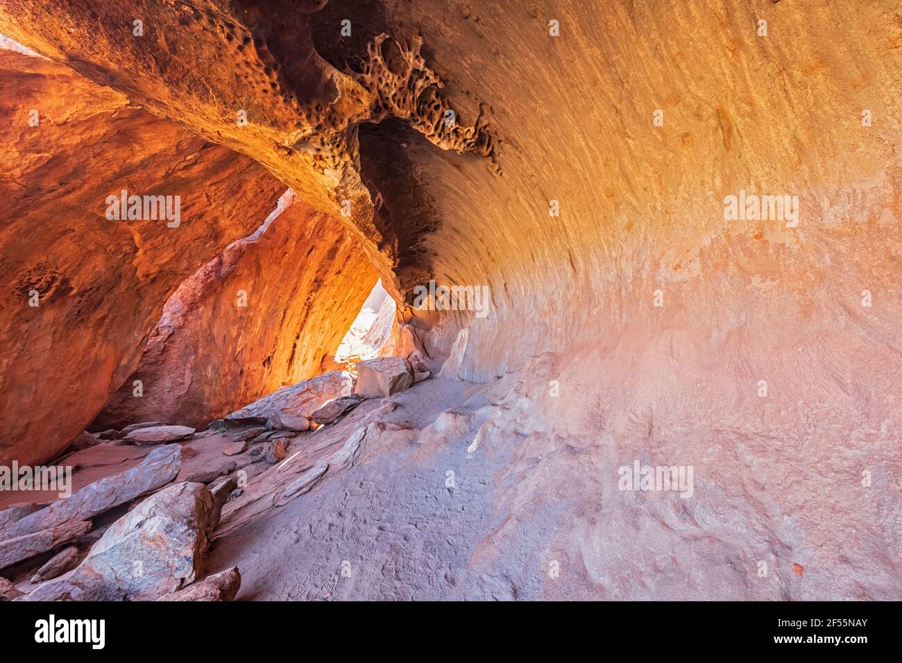 Australien, Northern Territory, Aborigine Cave in Uluru Stockfoto