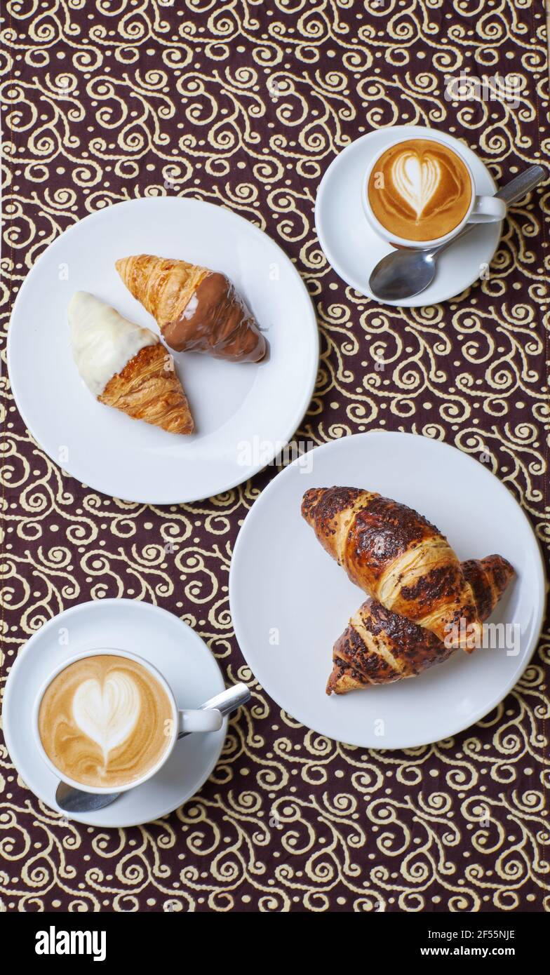 Zwei Kaffee-Frühstück mit drei Arten von Croissants in einem Tabellenhintergrund Stockfoto