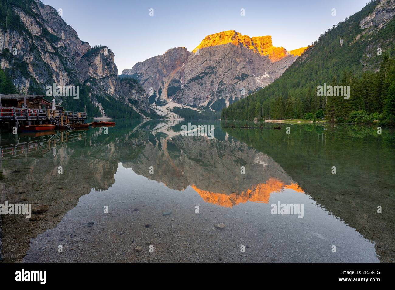 Schöner Blick auf den Pragser Wildsee am Berg Croda del Becco bei Sonnenaufgang in den Dolomiten, Südtirol, Italien Stockfoto
