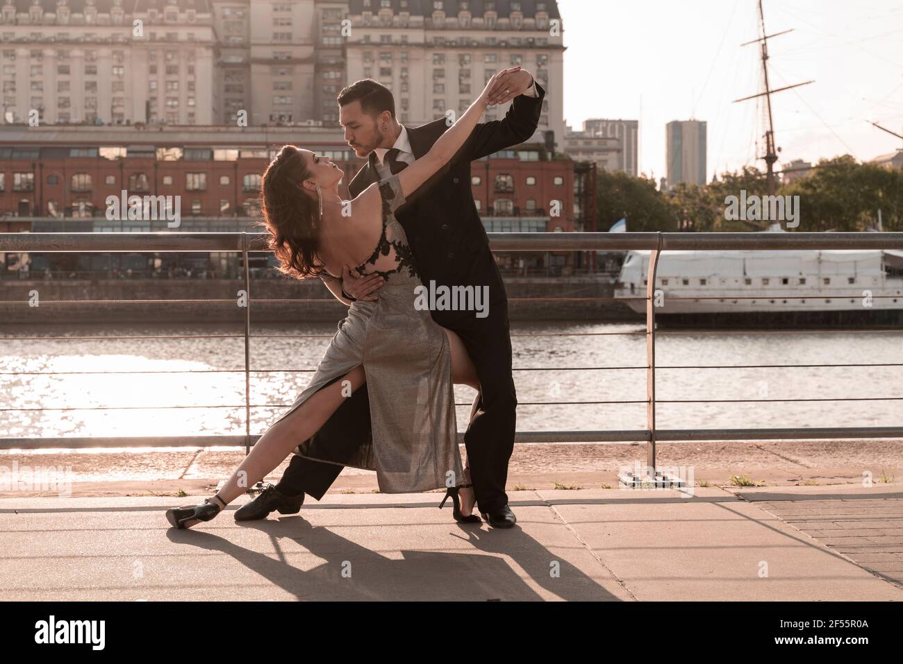 Tangotänzerinnen und Tangotänzerinnen üben im Sommer am Pier Stockfoto