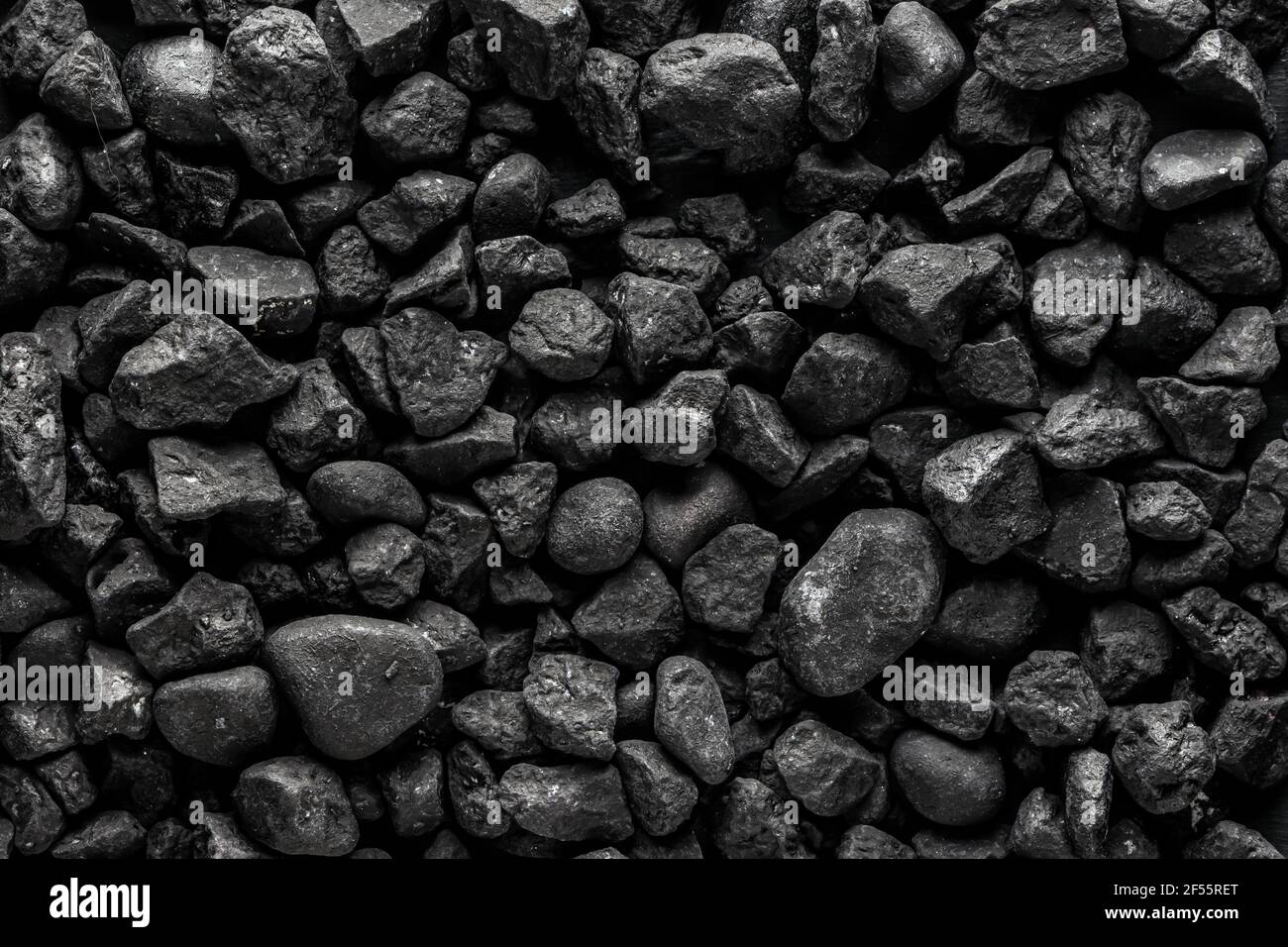 Textur Mattschwarzer Stein, dunkler Hintergrund, kleine Steine. Stockfoto
