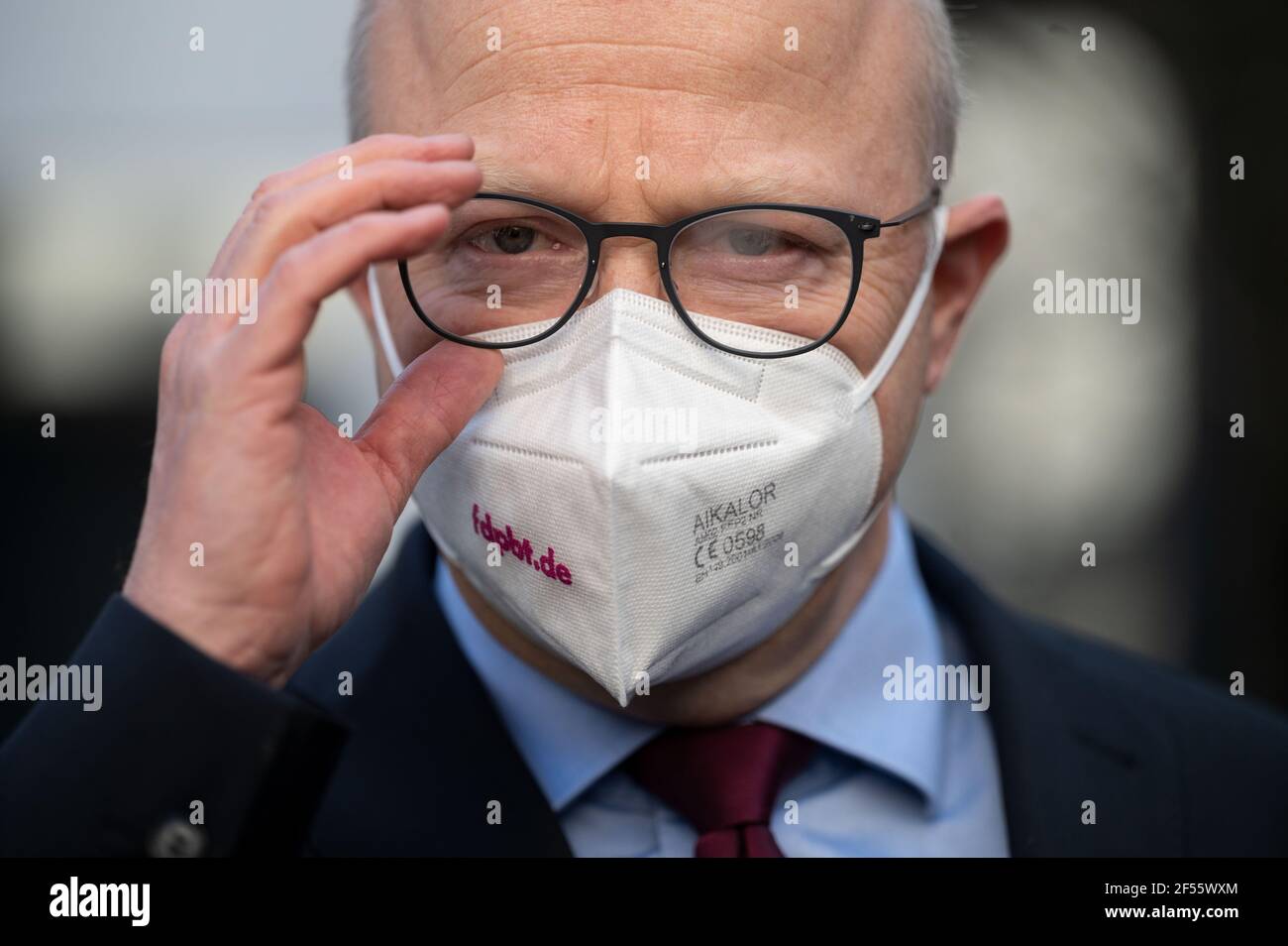 Stuttgart, Deutschland. März 2021, 24th. Michael Theurer, stellvertretender Fraktionsvorsitzender der FDP, passt vor dem Haus der Architekten seine Brille vor der zweiten Sondierungsrunde nach der Landtagswahl in Baden-Württemberg an. Quelle: Marijan Murat/dpa/Alamy Live News Stockfoto