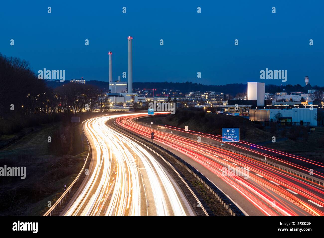 Deutschland, Baden-Württemberg, Sindelfingen, Fahrzeug-Lichtwege auf Einer 81 in der Nacht Stockfoto
