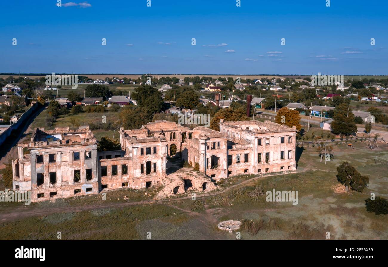 Landschafts-Foto mit mittelalterlichen Ruinen Dubiecki Herrenhaus Dorf Vasylivka entfernt. Region Odessa, Ukraine Stockfoto