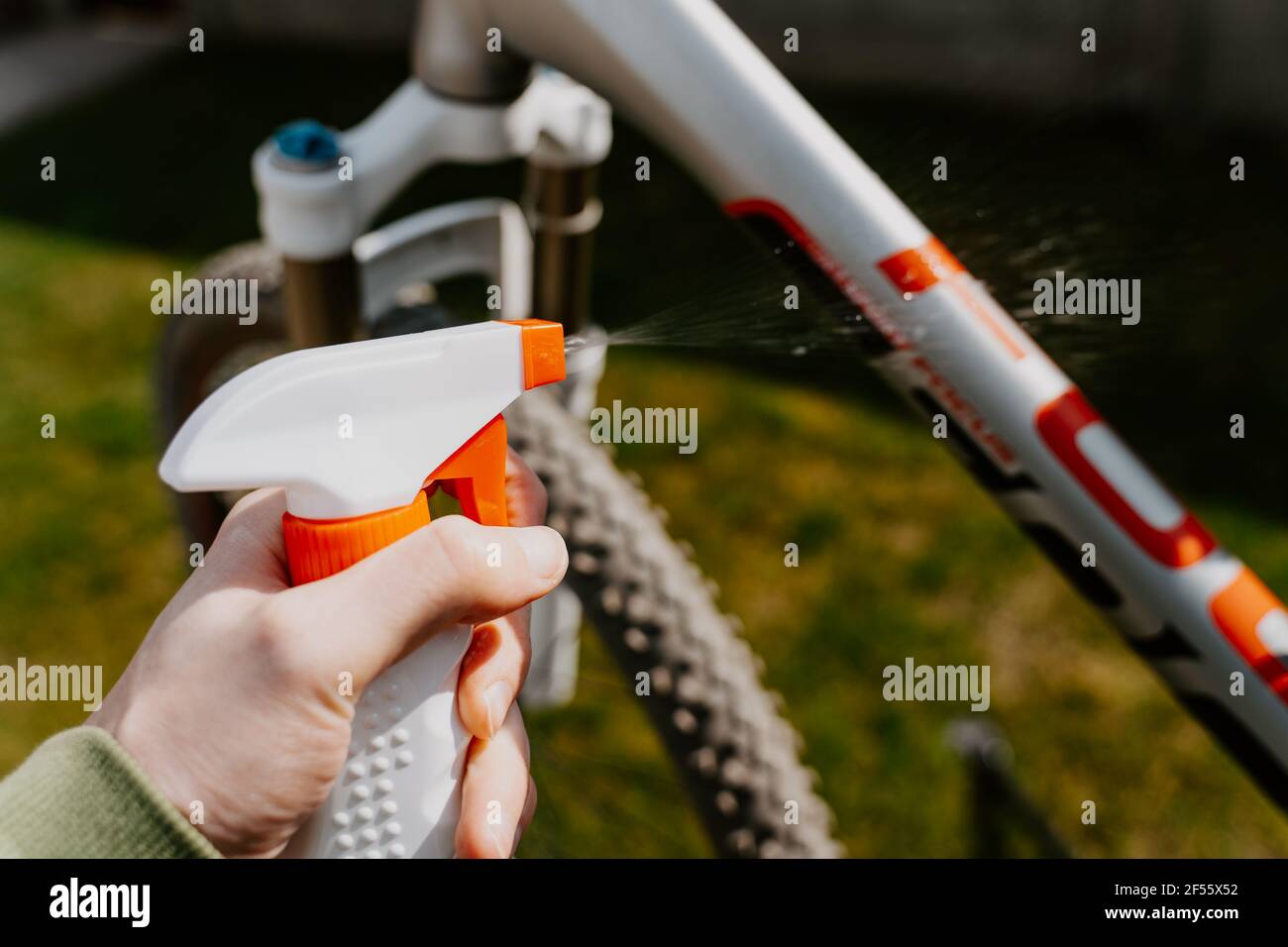 Fahrradwäsche im Freien mit Spray Stockfoto