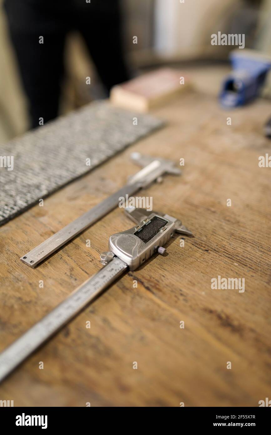 Messschieber von Vernier auf dem Tisch in der Werkstatt Stockfoto