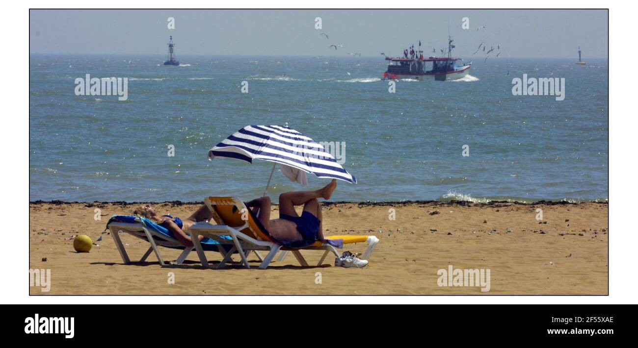 Sonne......Sonne....genießen Sie die Hitze des Sommers, während es dauert. Sonnenanbeter am Strand von Ramsgate.pic David Sandison 14/7/2003 Stockfoto