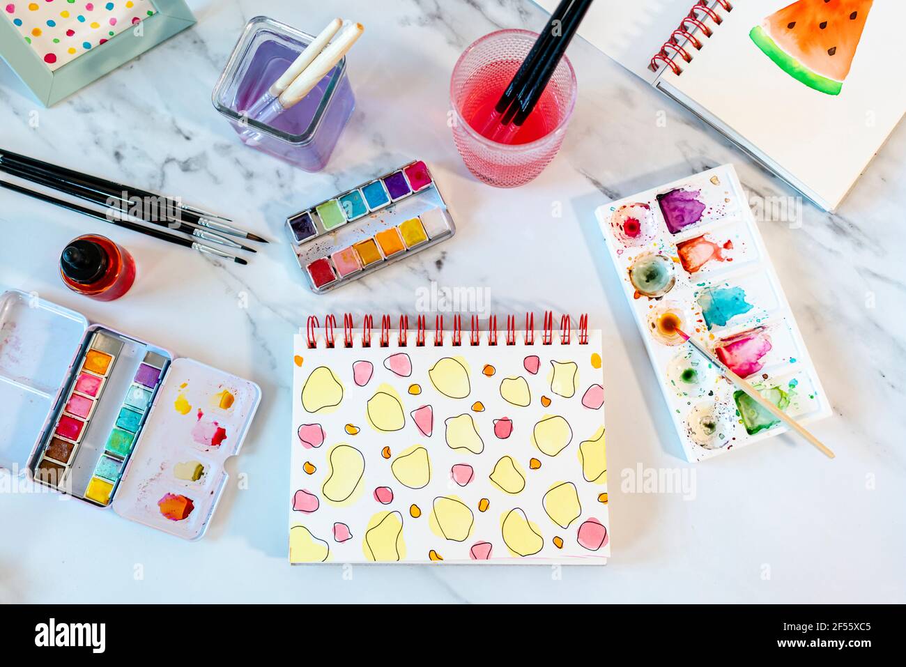 Abstrakte Aquarellmalerei mit Ausstattung auf Marmortisch Stockfoto