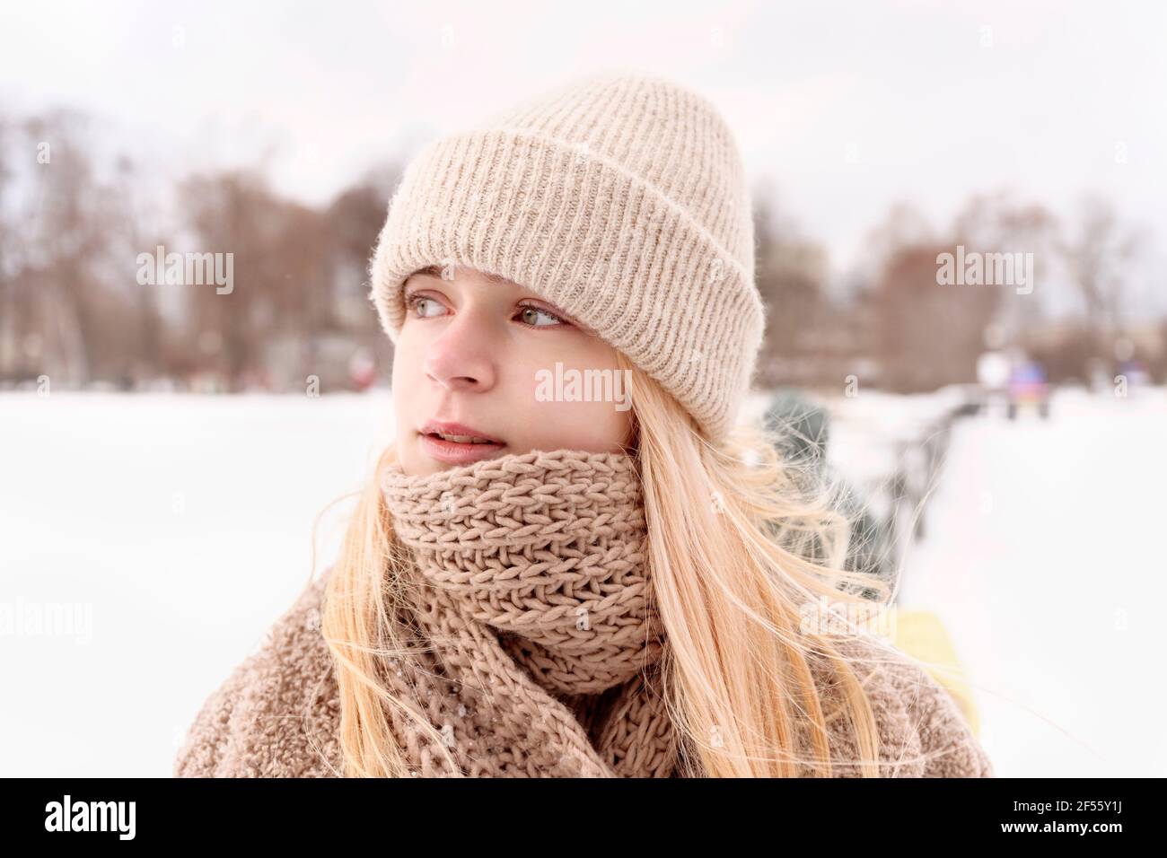 Schönes Mädchen trägt Strickmütze weg im Winter schauen Stockfoto