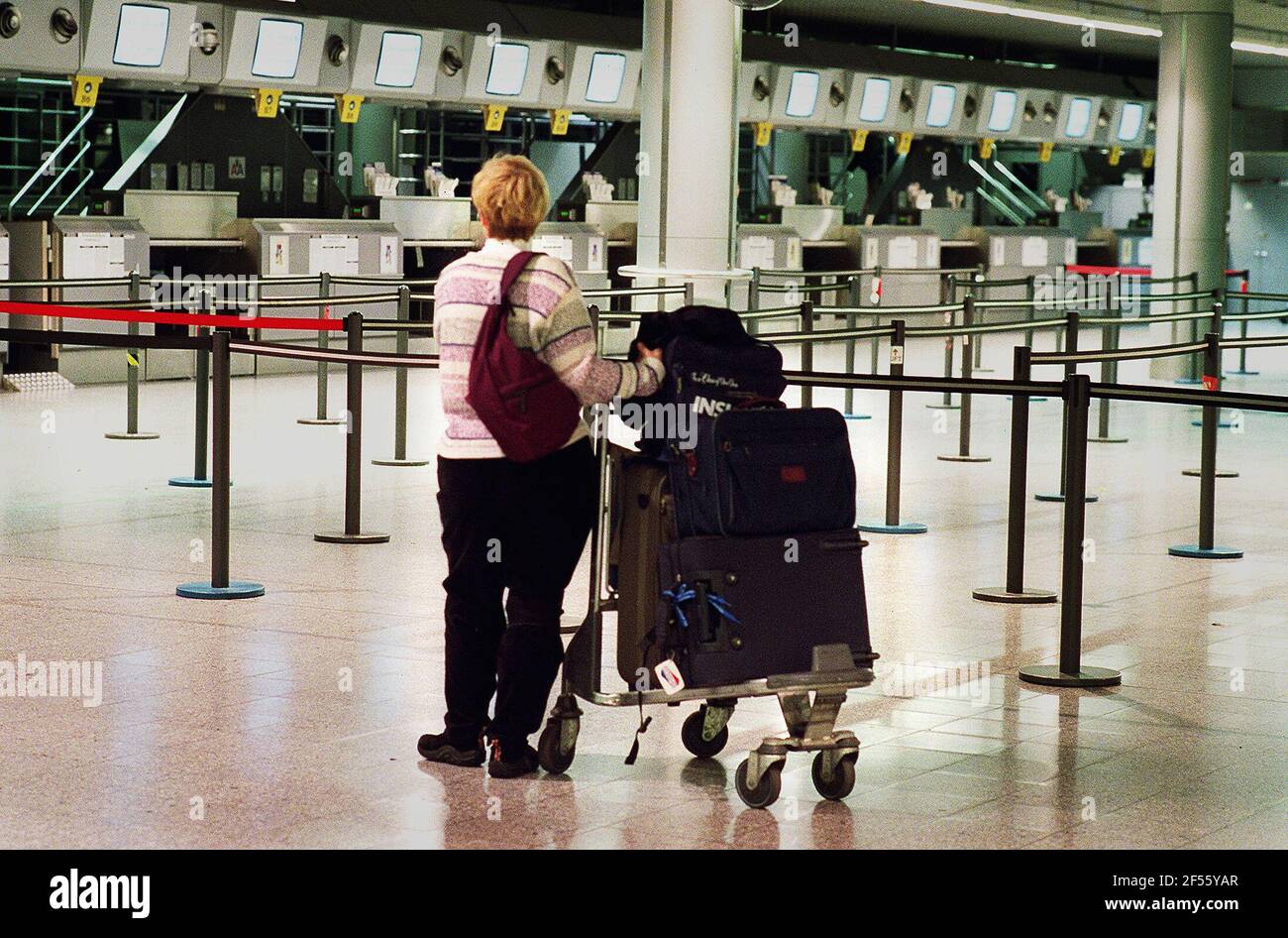 DIE AMERIKANISCHEN FLUGGESELLSCHAFTEN CHECKEN AM TAG NACH DEN US-ANGRIFFEN IN HEATHROW EIN. 12/9/01 PILSTON Stockfoto