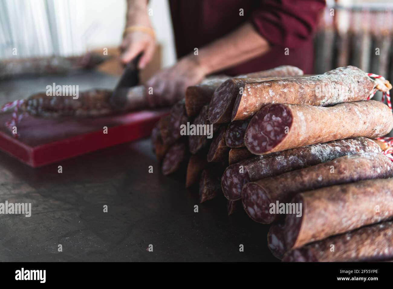 Metzger schneidet Schweinefleisch im Schlachthof Stockfoto