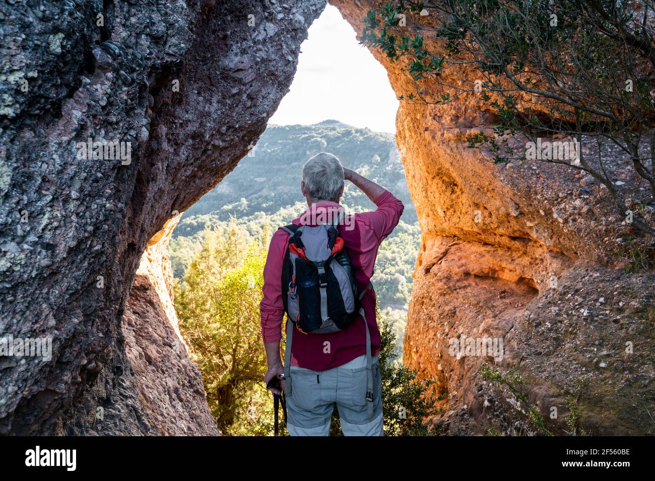 Backpacker bewundern die Aussicht, während sie im Naturpark Sant Llorenc del Munt i l'Obac in Katalonien, Spanien, stehen Stockfoto