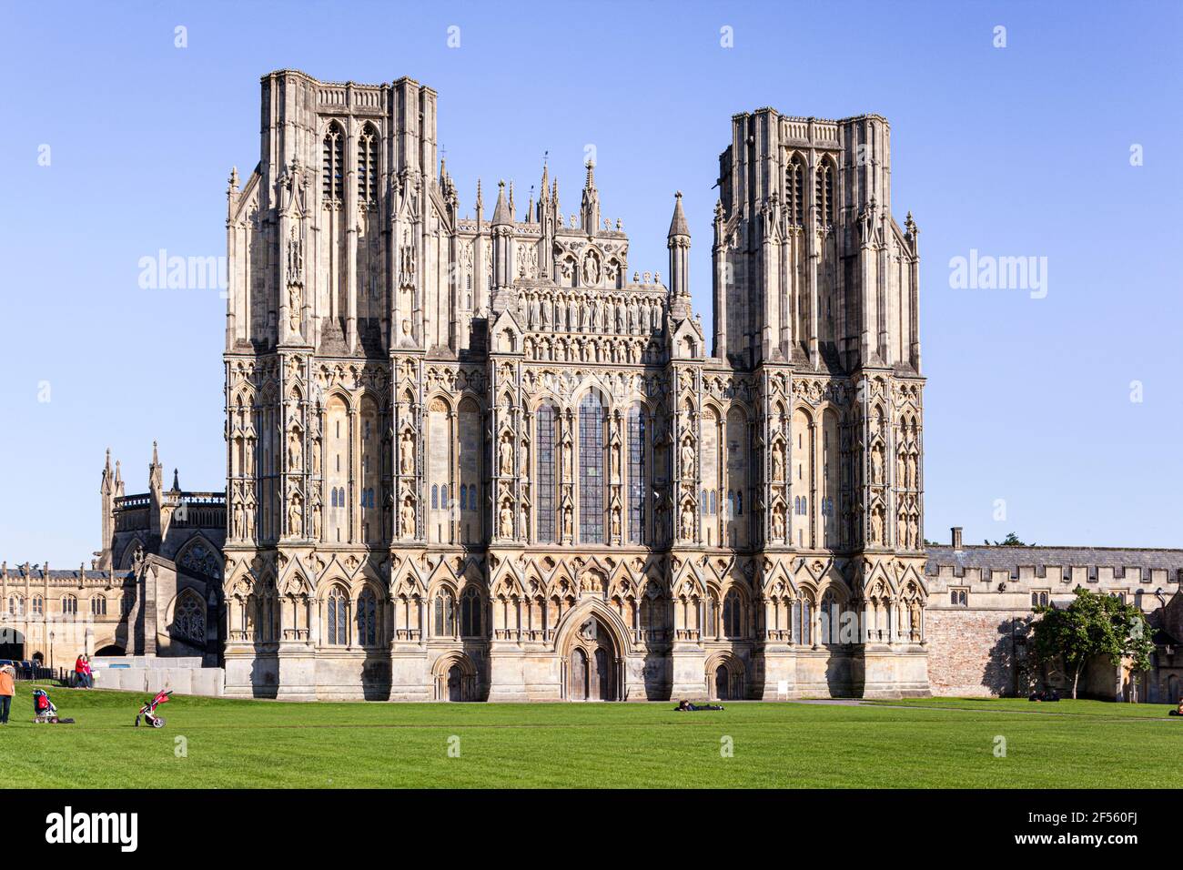 Die Westfront von Wells Cathedral, Wells, Somerset UK Stockfoto