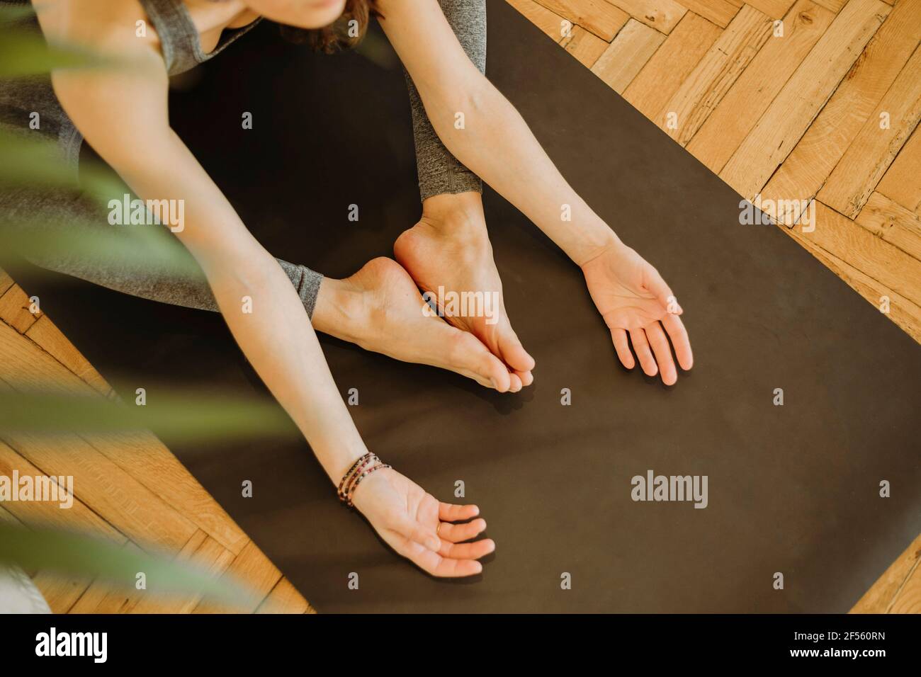 Frau, die Ausübung von Yoga auf der Matte zu Hause Stockfoto