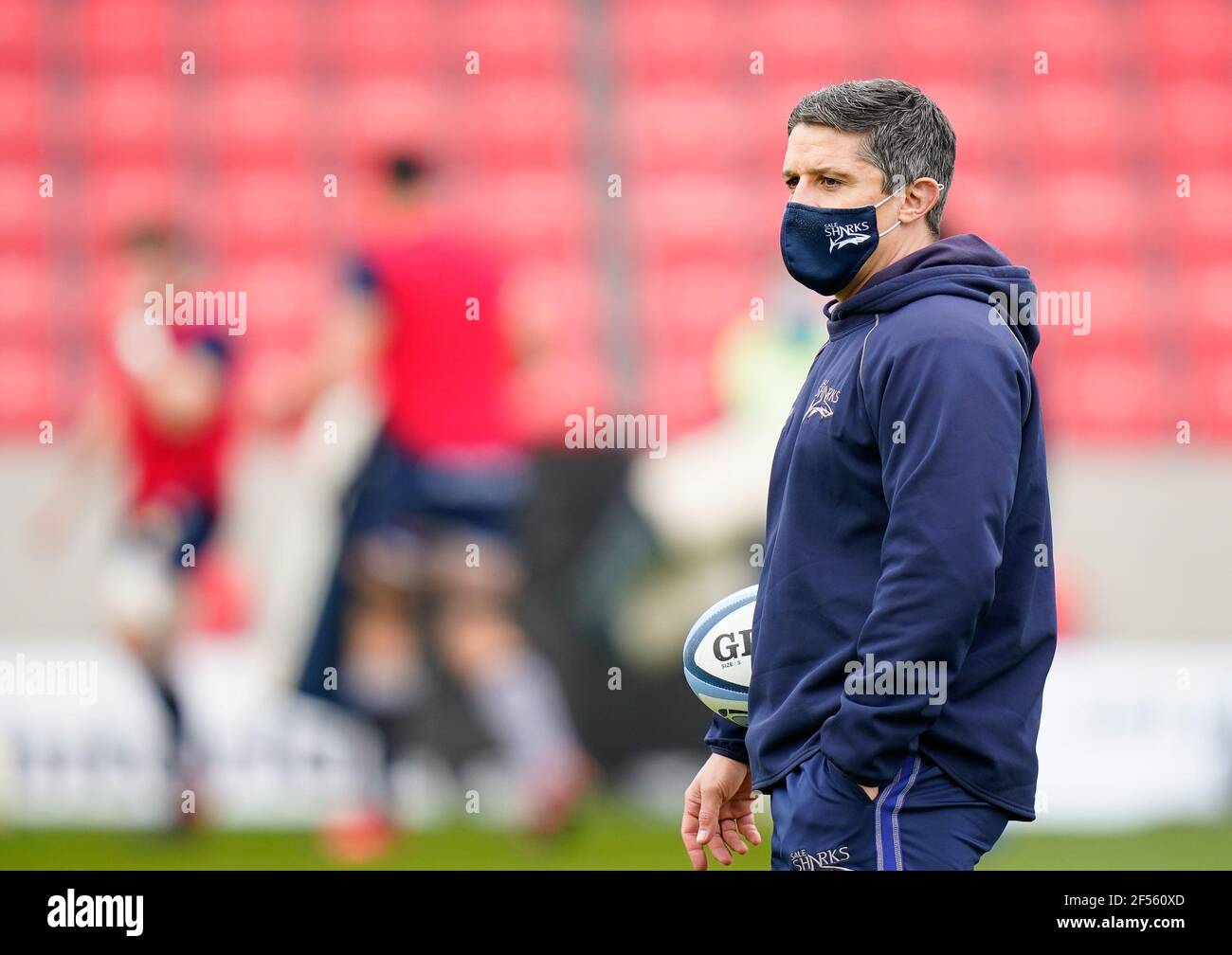 Sale Sharks Head Coach Paul Deacon beobachtet die Spieler vor dem Spiel während eines Gallagher Premiership Round 14 Rugby Union Match, Sonntag, März Stockfoto