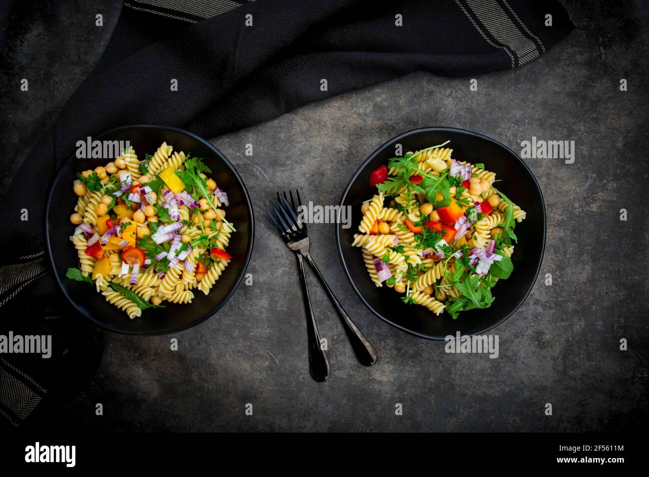 Studio shot bowl fusilli nudelsalat kichererbsen -Fotos und ...