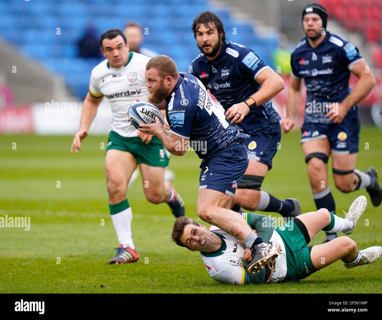 London Irish Scrum-Half Ben Meehan greift Verkauf Sharks Nutte Akker Van der Merwe, als er durch London Irische Verteidigung bricht Während eines Gallagher Premier Stockfoto