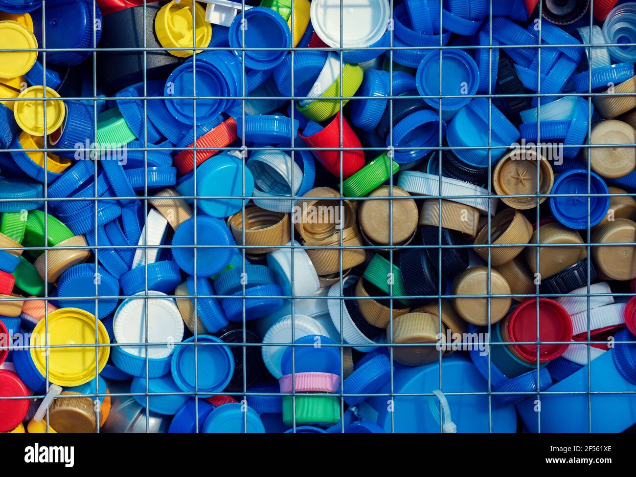 Bulgarien, Sofia, 21. JAN 2021: Sammelplatz für bunte Plastikkappen für Recycling und Wohltätigkeit Stockfoto