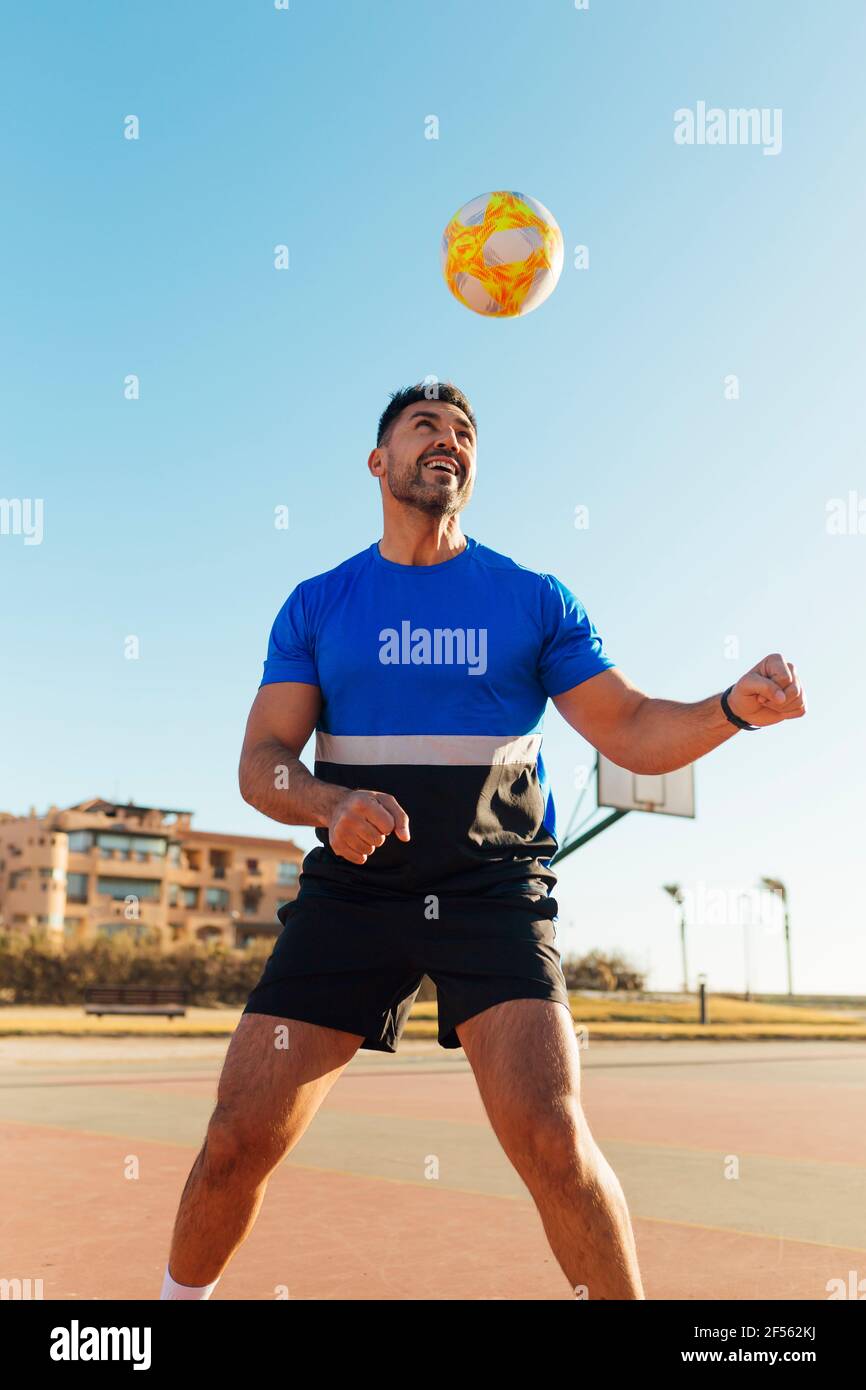 Sportler tragen Fußball auf dem Platz Stockfoto