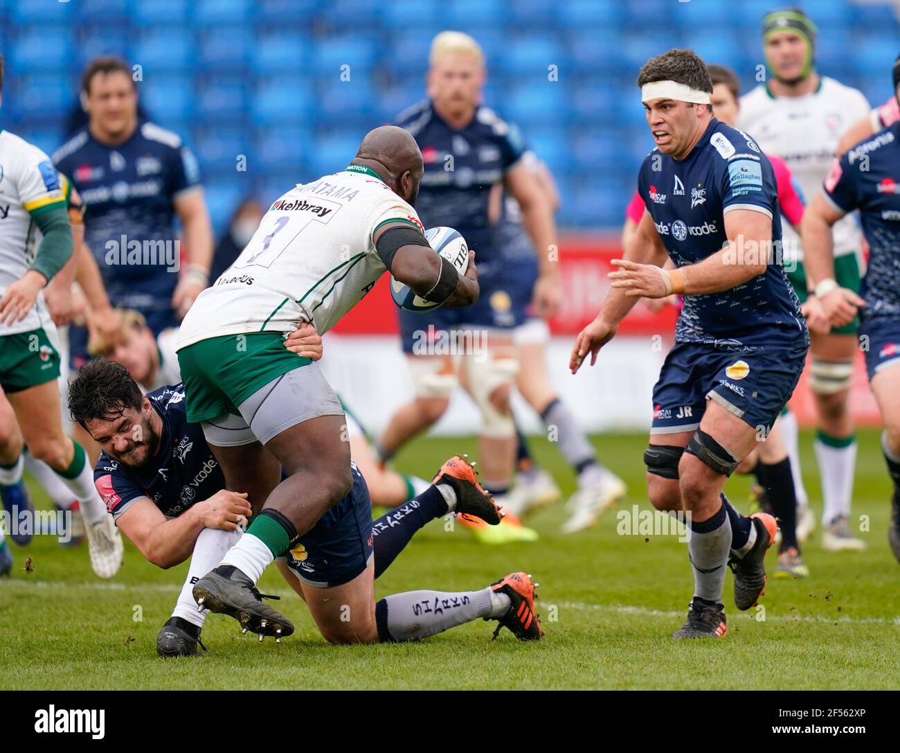 Verkauf Sharks-Flanker Cameron Neild hält London Irish Prop Lovejoy Chawatama als Flanker Jono Ross bereitet sich darauf vor, das Tackle zu absolvieren Während eines Gallagher PR Stockfoto