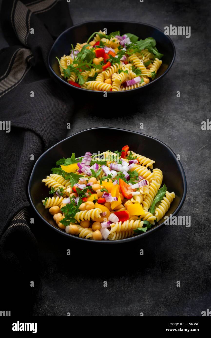 Studio shot bowl fusilli nudelsalat kichererbsen -Fotos und ...