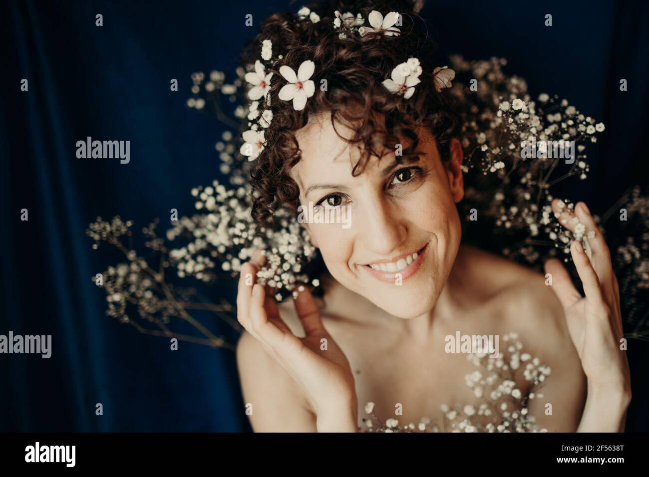 Weibliches Modelmodell mit weißen Blüten im Haar Stockfoto