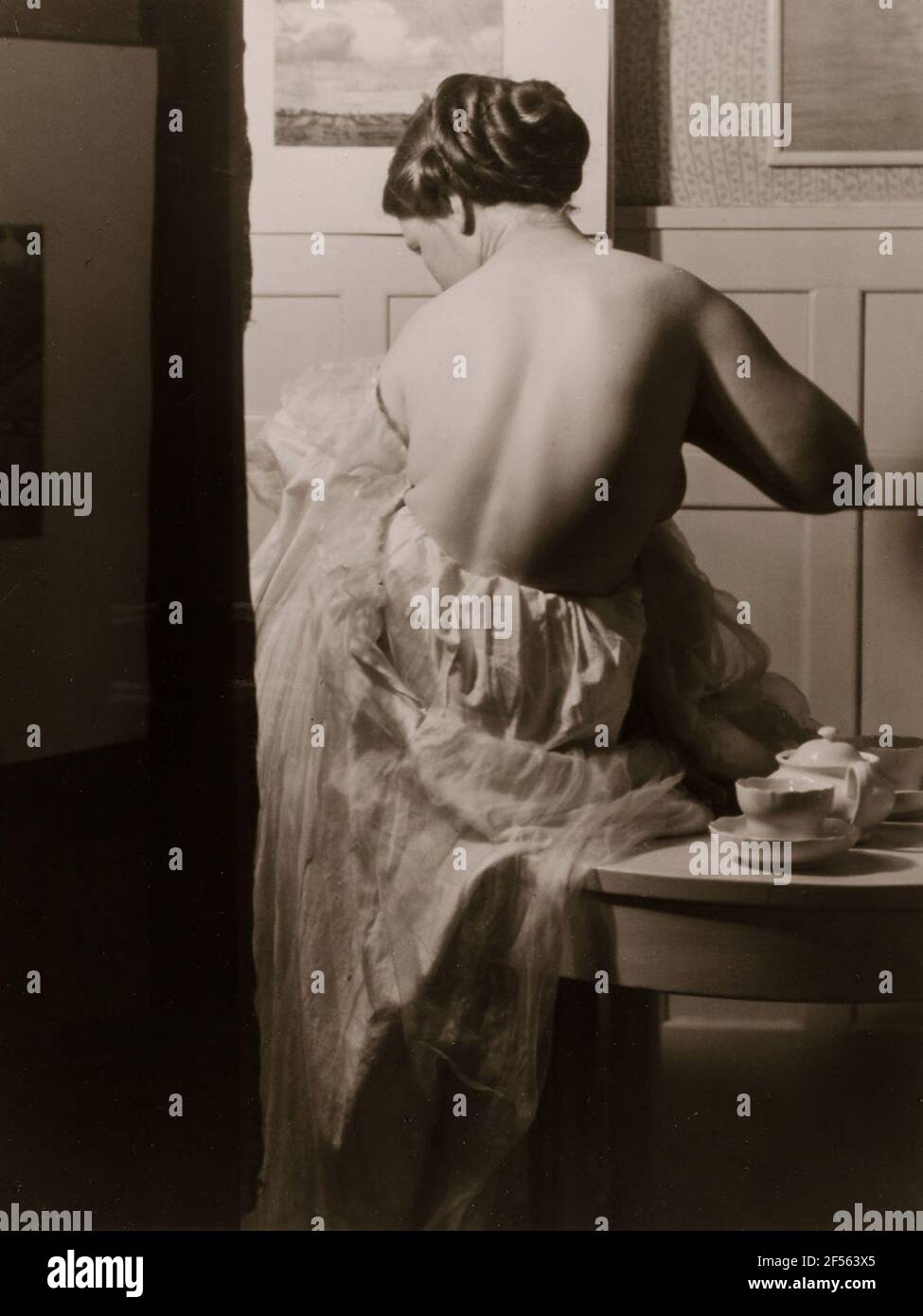 Weibliche Rückenlehne Akt. Landesplan Hamburg, Sammlung der Geschichte der Fotografie Stockfoto