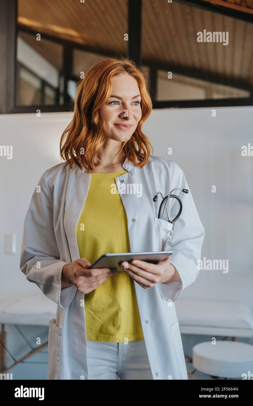 Hausarzt mit digitalem Tablet in der Klinik Stockfoto