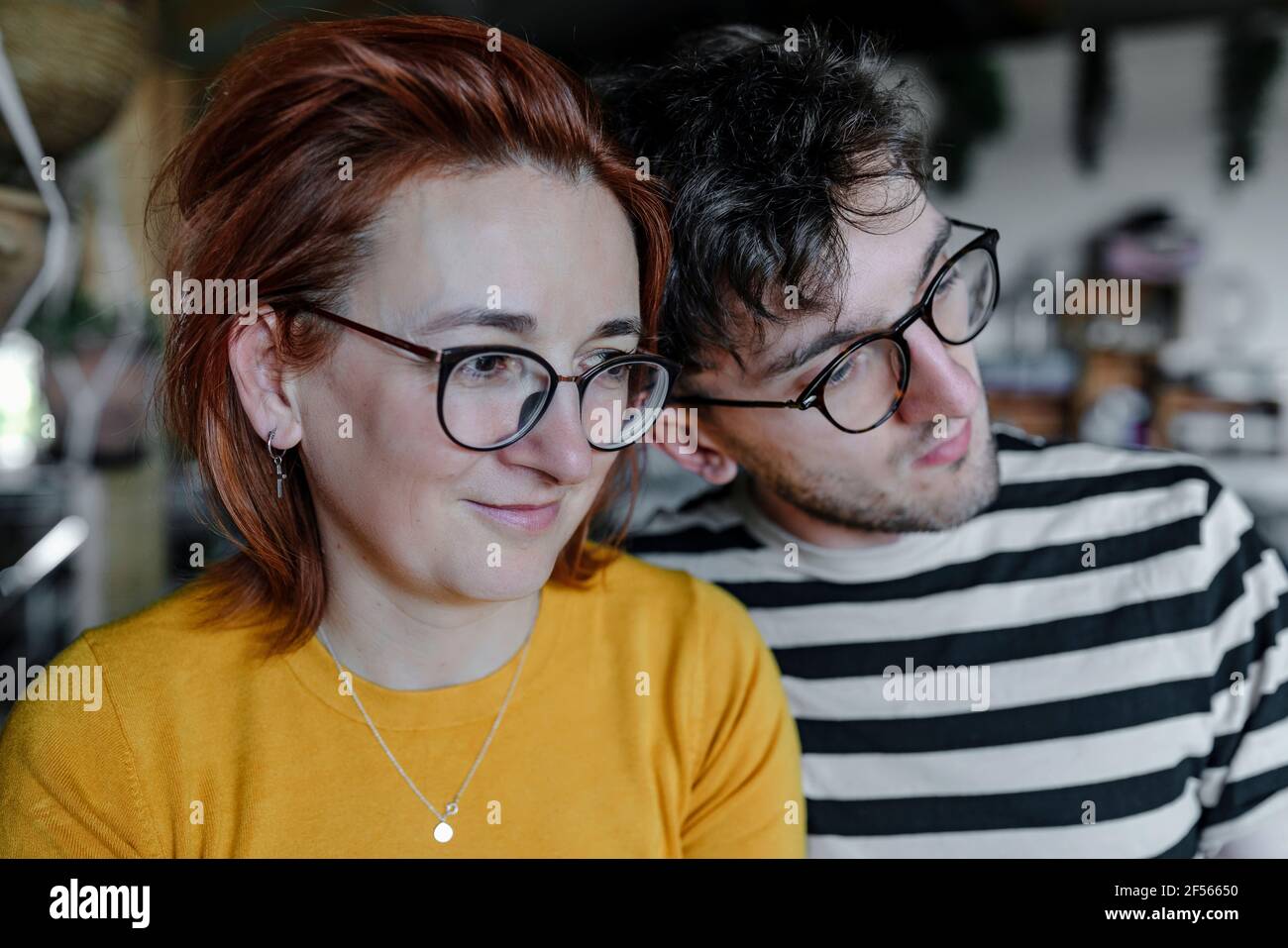 Ich betrachtete Mutter und Sohn, die zu Hause wegschauen Stockfoto