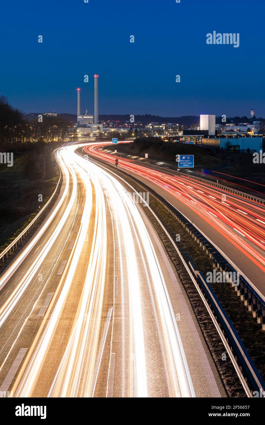 Deutschland, Baden-Württemberg, Sindelfingen, Fahrzeug-Lichtwege auf Einer 81 in der Nacht Stockfoto