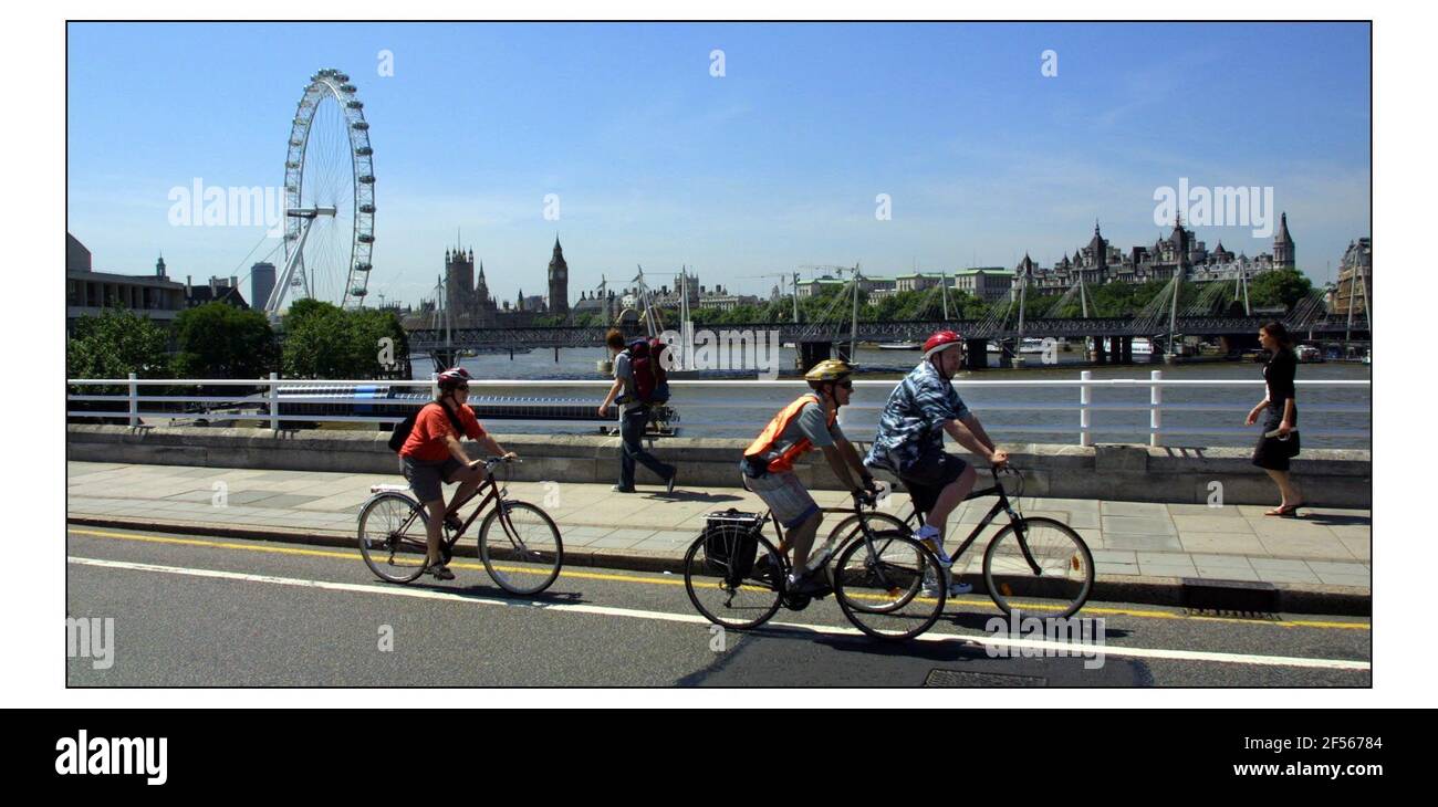 Cole Morton mit Fahrradlehrer Steve Wagland (Rechtschreibung bitte prüfen) Fahren Sie von Edwardes Fahrradladen in Camberwell Straße durch Elephant & Castle über die Waterloo Bridge nach Soho.Pic David Sandison 13/6/2003 Stockfoto