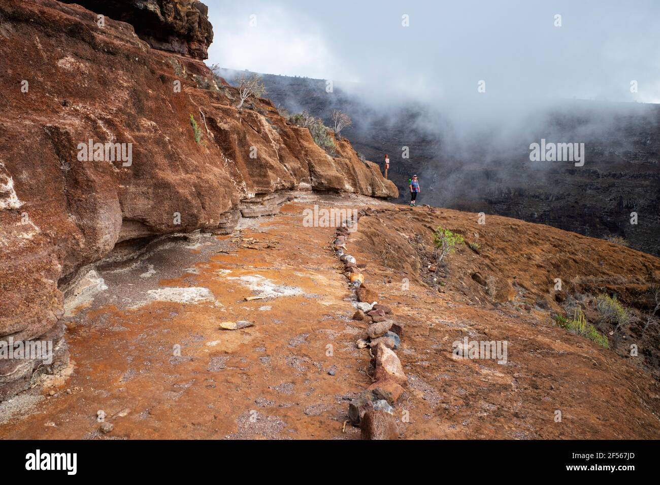 Ältere Frau, die in Barranco de la Negra entlang des Wanderweges wandert Stockfoto