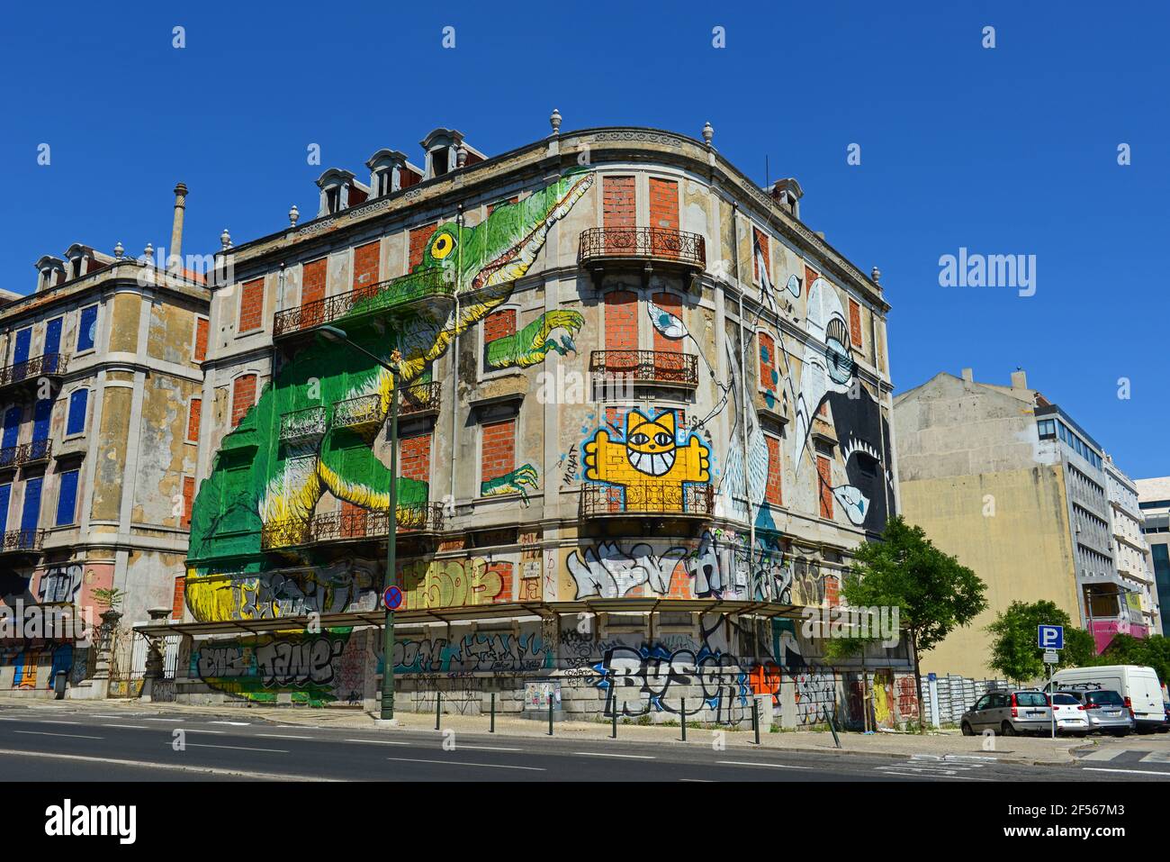 Wandbild OS Gemeos an der Avenida Fontes Pereira de Melo 26 an der R. Andrade Corno im Zentrum von Lissabon, Portugal. Stockfoto