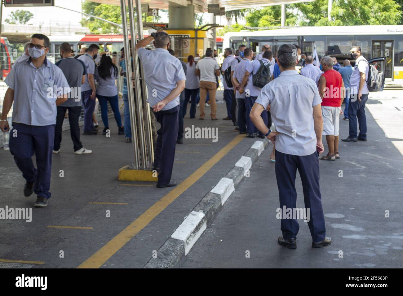 24. März 2021, Sao Paulo, Sao Paulo, Brasilien: Sao Paulo (SP), 24/03/2021 Ã¢â‚¬â€œ PARALIZACAO / TRANSPORTE PUBLICO / GREVE DOS MOTORISTAS E COBRADORES / ONIBUS / SAO PAULO -A cidade de Sao Paulo tera paralisacao no servico de onibus nesta quara-feira, 24 de marco de 2021, em alguns terminais. O protesto deve ser iniciado no periodo da manha, entre 10h AS 12h. Paralizacao no Terminal Parque Dom Pedro, nesta quara-feira (Bild: © Leco Viana/TheNEWS2 via ZUMA Wire) Stockfoto