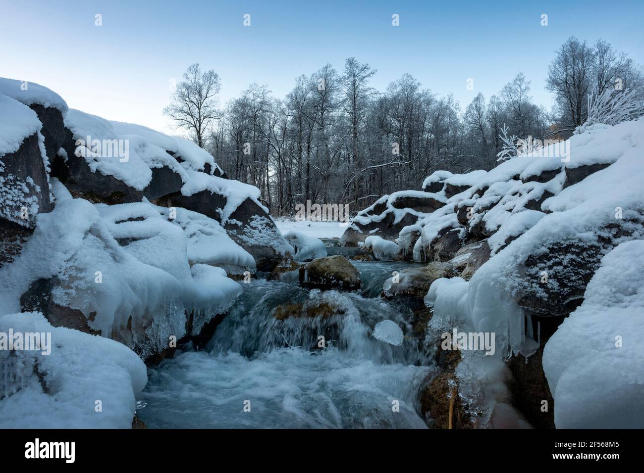 Deutschland, Bayern, Isartal, Bach im Winter Stockfoto