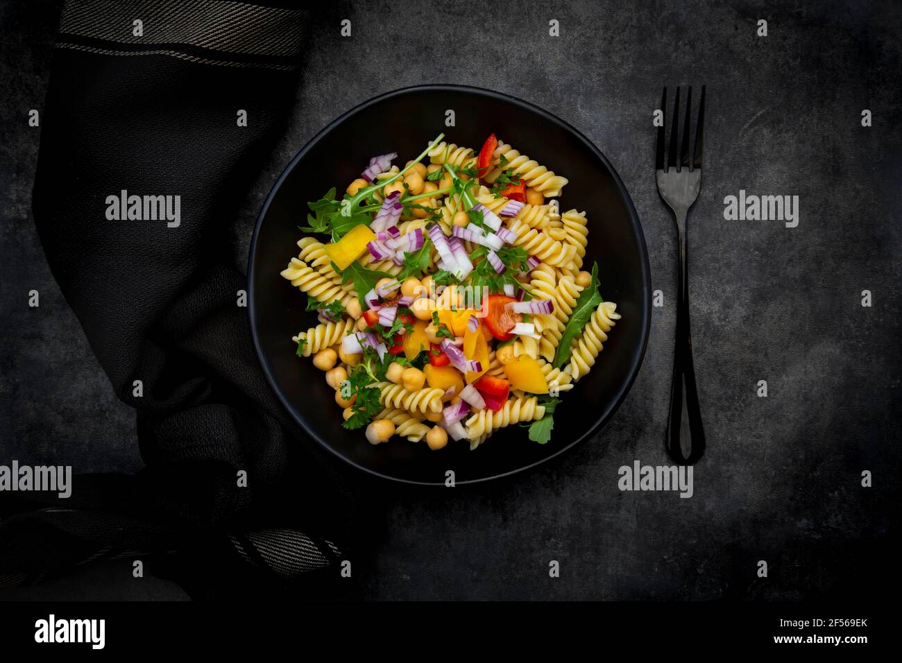 Studio shot bowl fusilli nudelsalat kichererbsen -Fotos und ...