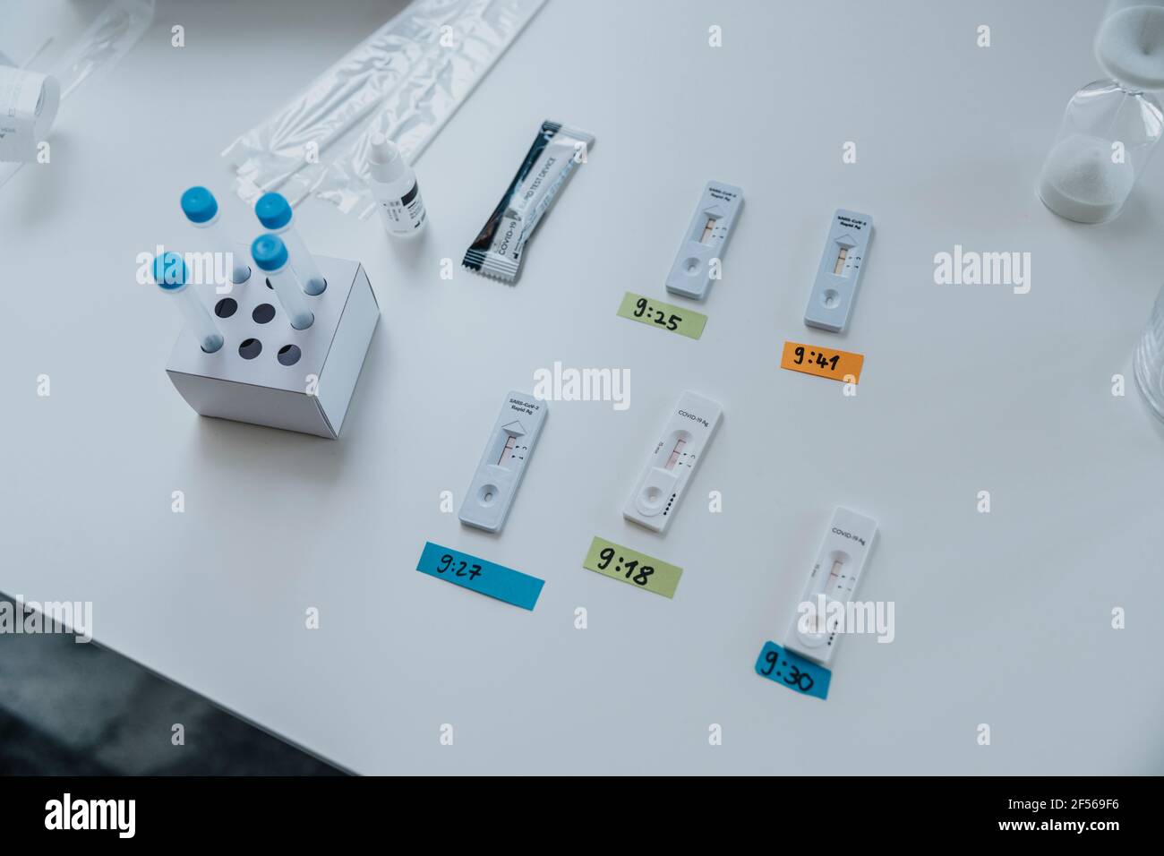 Variation der Schnelldiagnosetestkassetten mit Zeitaufkleber Tisch in der Klinik Stockfoto