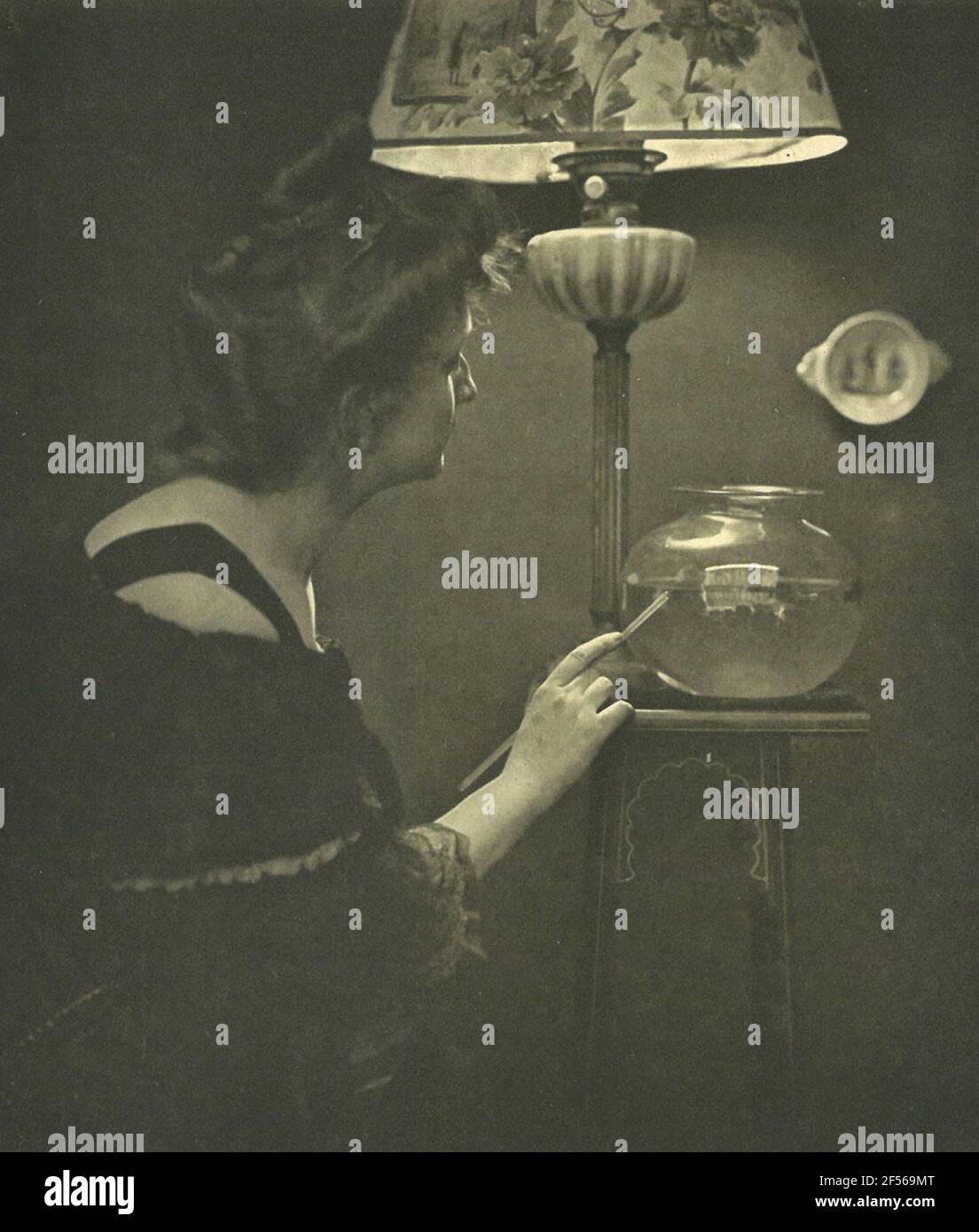 Das Goldfischglas. Heliogravure aus der Zeitschrift 'Photographic Messages', Jahrgang 1905. Sammlung von Juhl Stockfoto