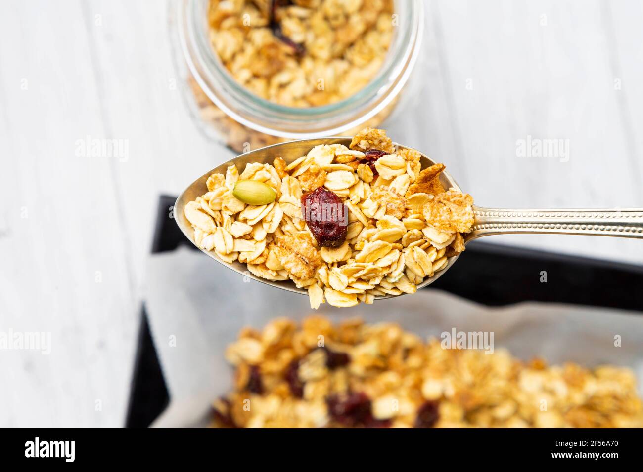 Hausgemachtes Müsli mit Preiselbeeren, Kürbiskernen und Haferflocken aus Vollkorn Stockfoto