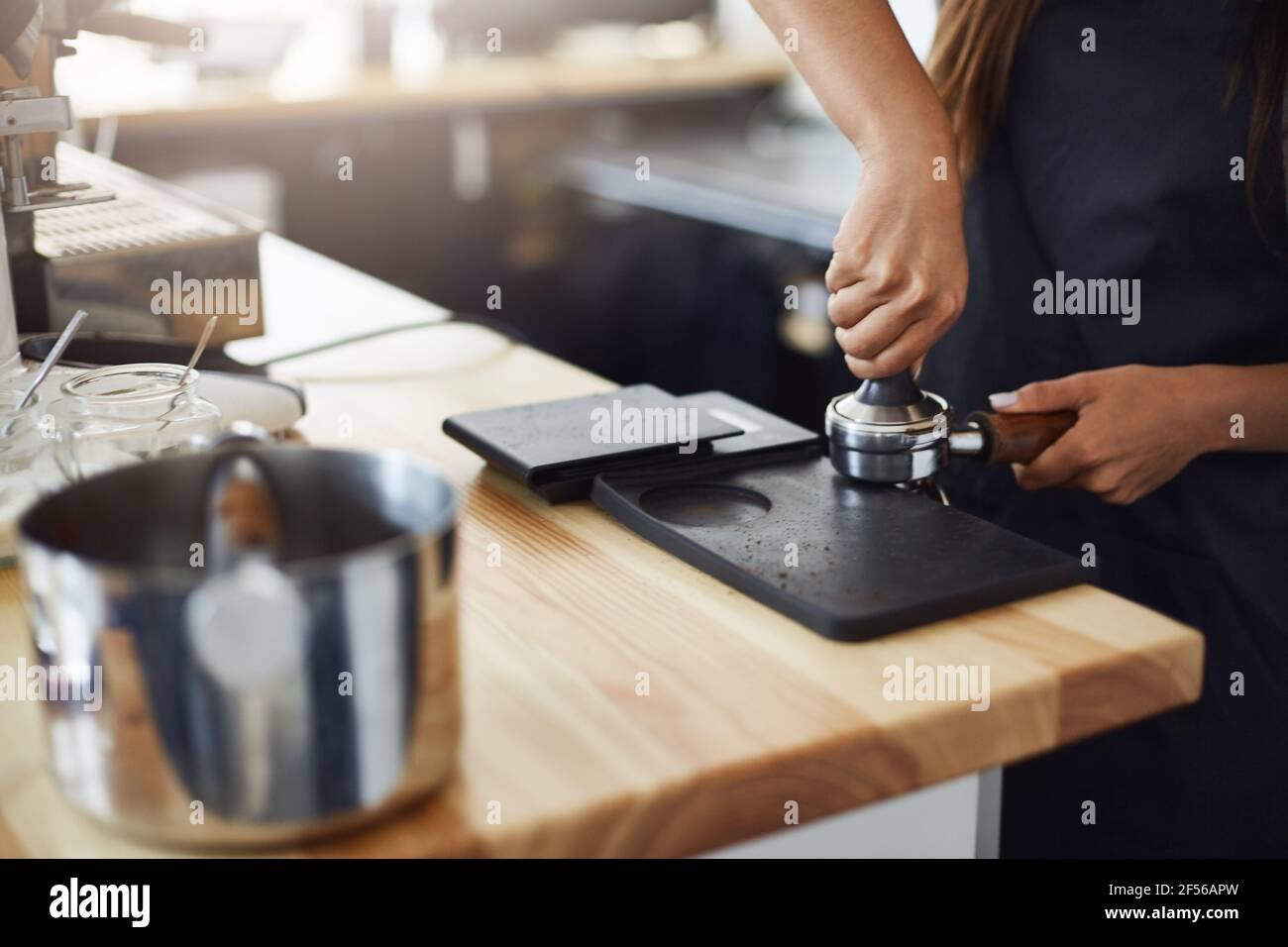 Nahaufnahme des Barista, der Kaffee eintampft, um das Beste zuzubereiten Erstaunliche Kaffee Schuss Sie gekostet haben Stockfoto